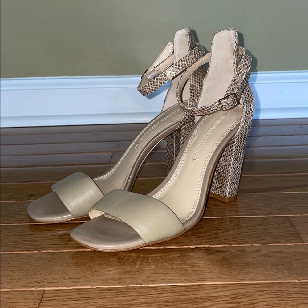 NWOT Banana Republic Leather Beige Size 6.5 Heels